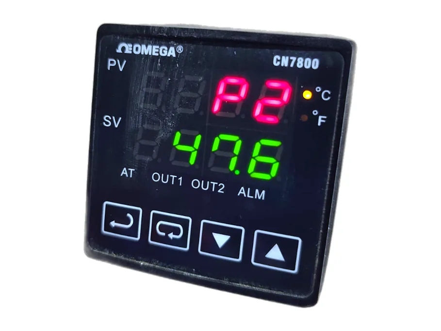 controlador de temperatura Omega CN7800 en tablero de horno industrial