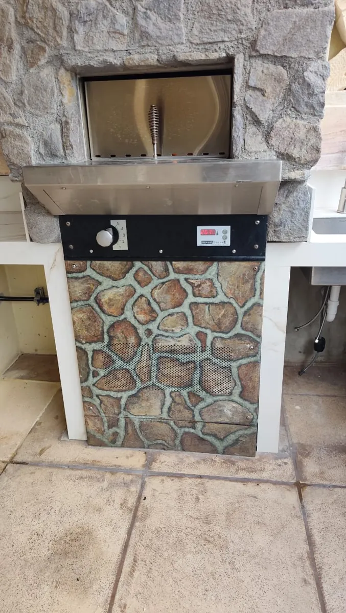 Horno Wood Stone Phoenix 3030 empotrado en piedra, con su panel de control e indicador de temperatura