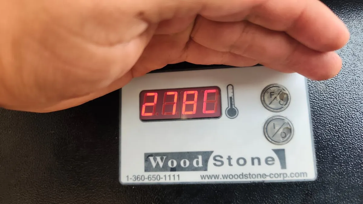 Indicador digital de temperatura del horno Wood Stone marcando 278 °C