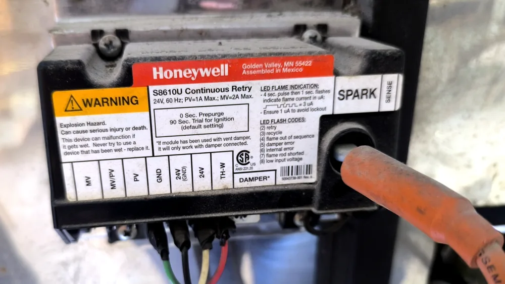 módulo de encendido electrónico Honeywell S8610U en horno industrial a gas