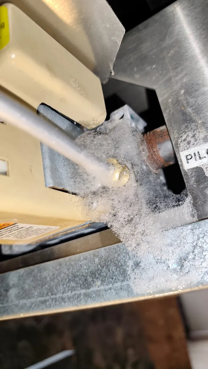 Prueba de fugas con solución jabonosa en la conexión del piloto